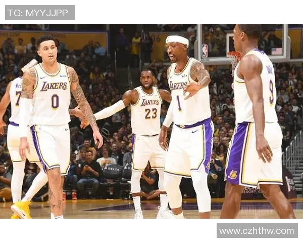 足球明星模仿詹姆斯经典动作展现跨界魅力与运动精神