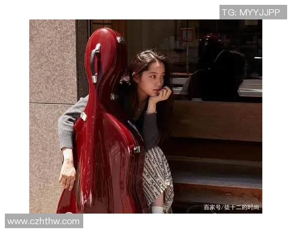 足球明星时尚新宠阔腿裤引领潮流风尚尽显运动魅力与个性风格